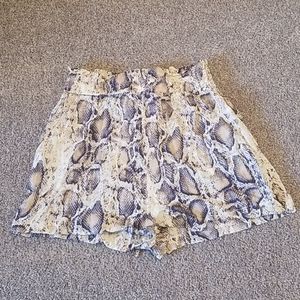 Highwaitsed snake print paper bag shorts